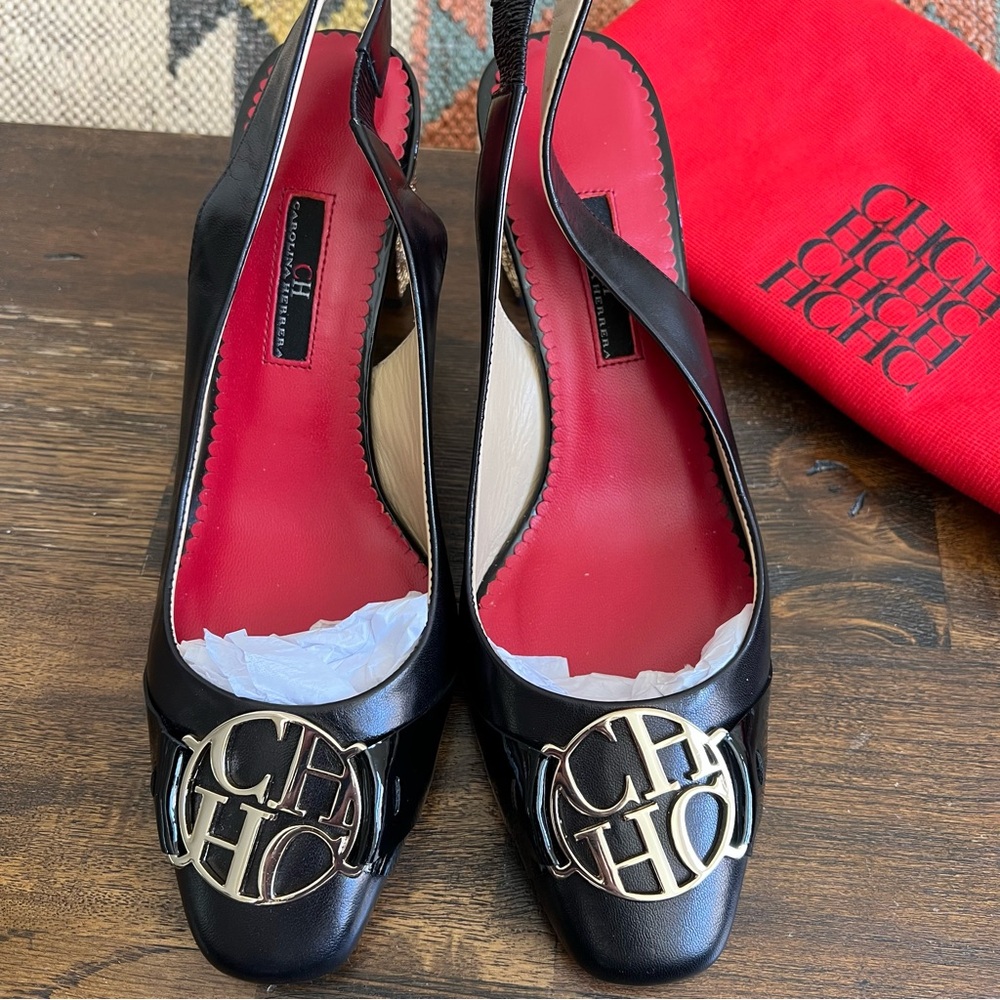Carolina Herrera Black and Gold Heels - Picture 4 of 17
